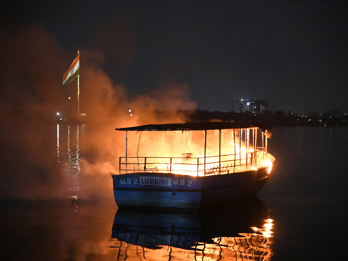 Huge_20Fire_20Mishap_20After_20Crackers_20Blast_20In_20Boat_20At_20Hussain_20Sagar__20_285_29.jpg 5