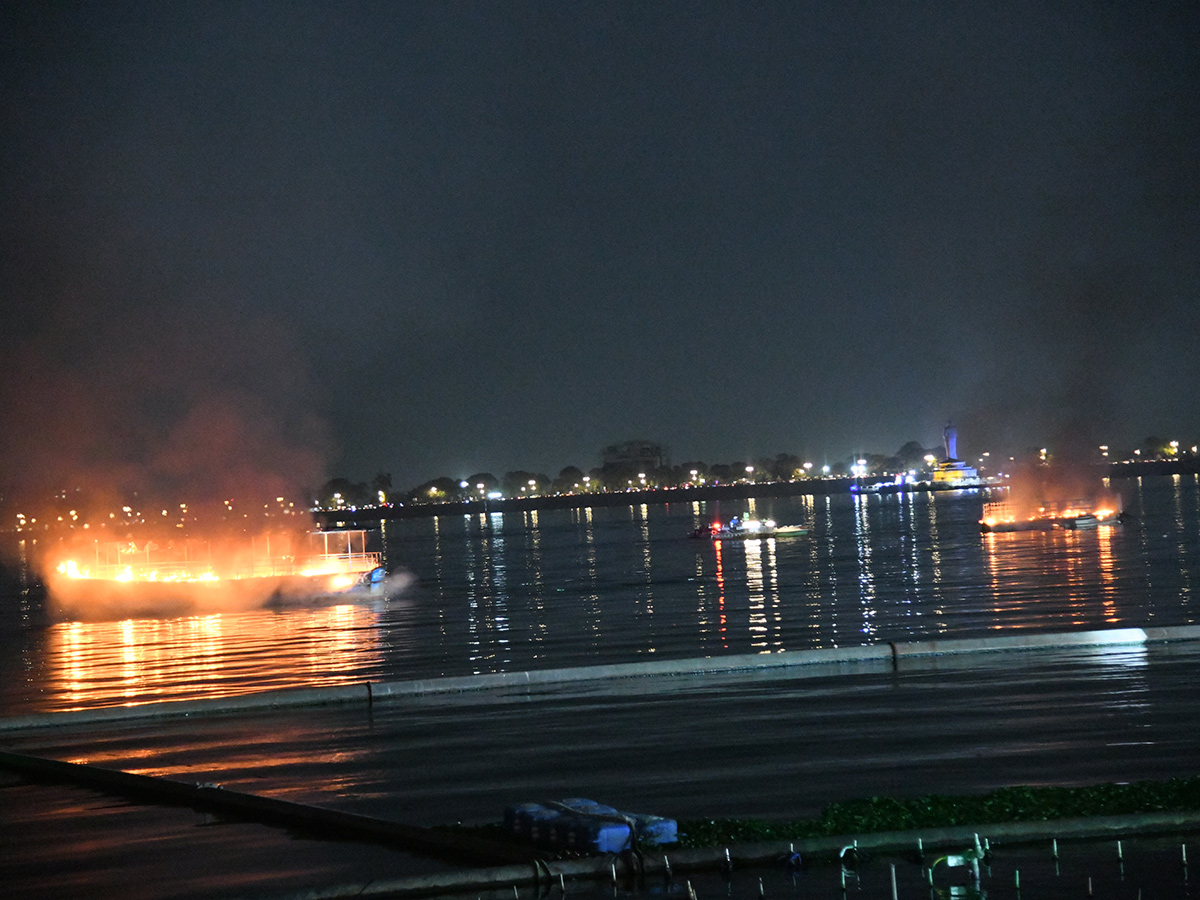 Huge_20Fire_20Mishap_20After_20Crackers_20Blast_20In_20Boat_20At_20Hussain_20Sagar__20_287_29.jpg 7