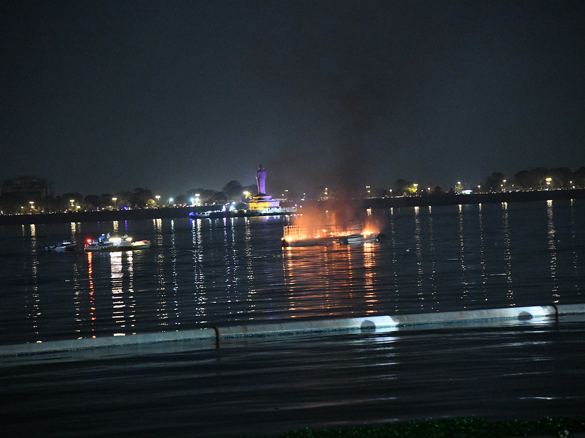 Huge_20Fire_20Mishap_20After_20Crackers_20Blast_20In_20Boat_20At_20Hussain_20Sagar__20_288_29.jpg 8