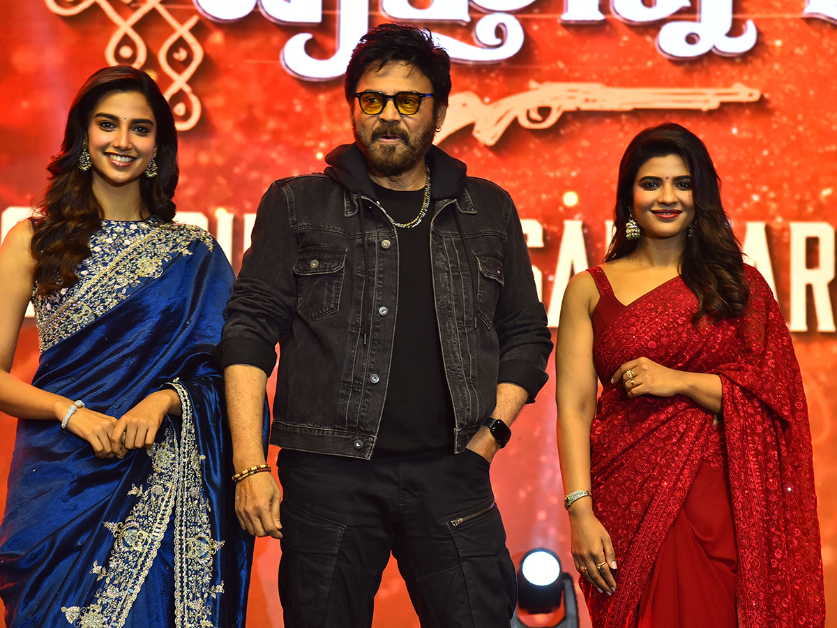 Sankranthiki_20Vasthunnam_20Movie_20Success_20Meet_20at_20Bhimavaram__20_2812_29.jpg 12