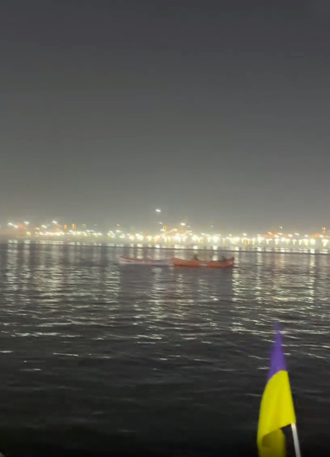 Suresh_20raina_20at_20mahakumbh11_0.jpg 12