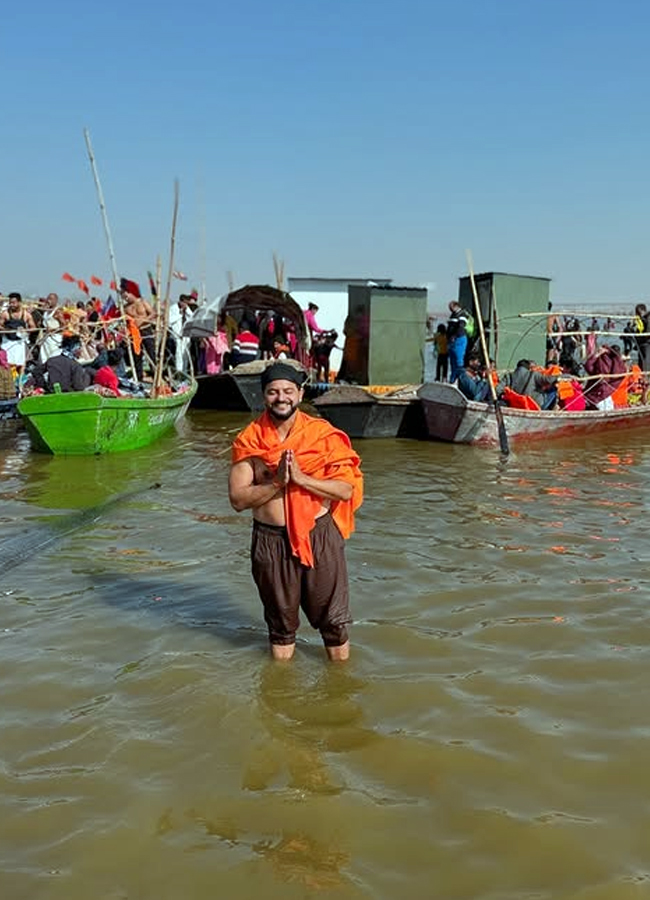 Suresh_20raina_20at_20mahakumbh1_0.jpg 2
