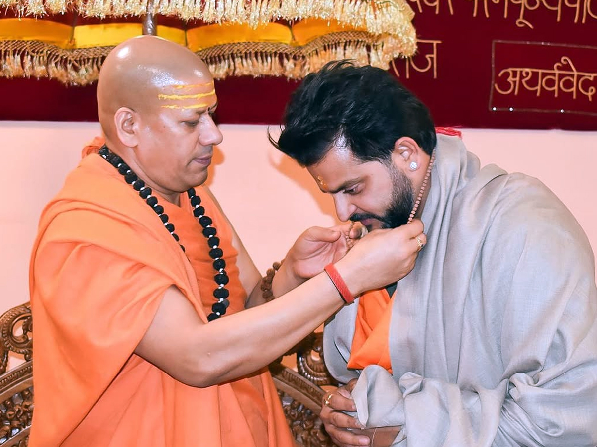 Suresh_20raina_20at_20mahakumbh3_0.jpg 4