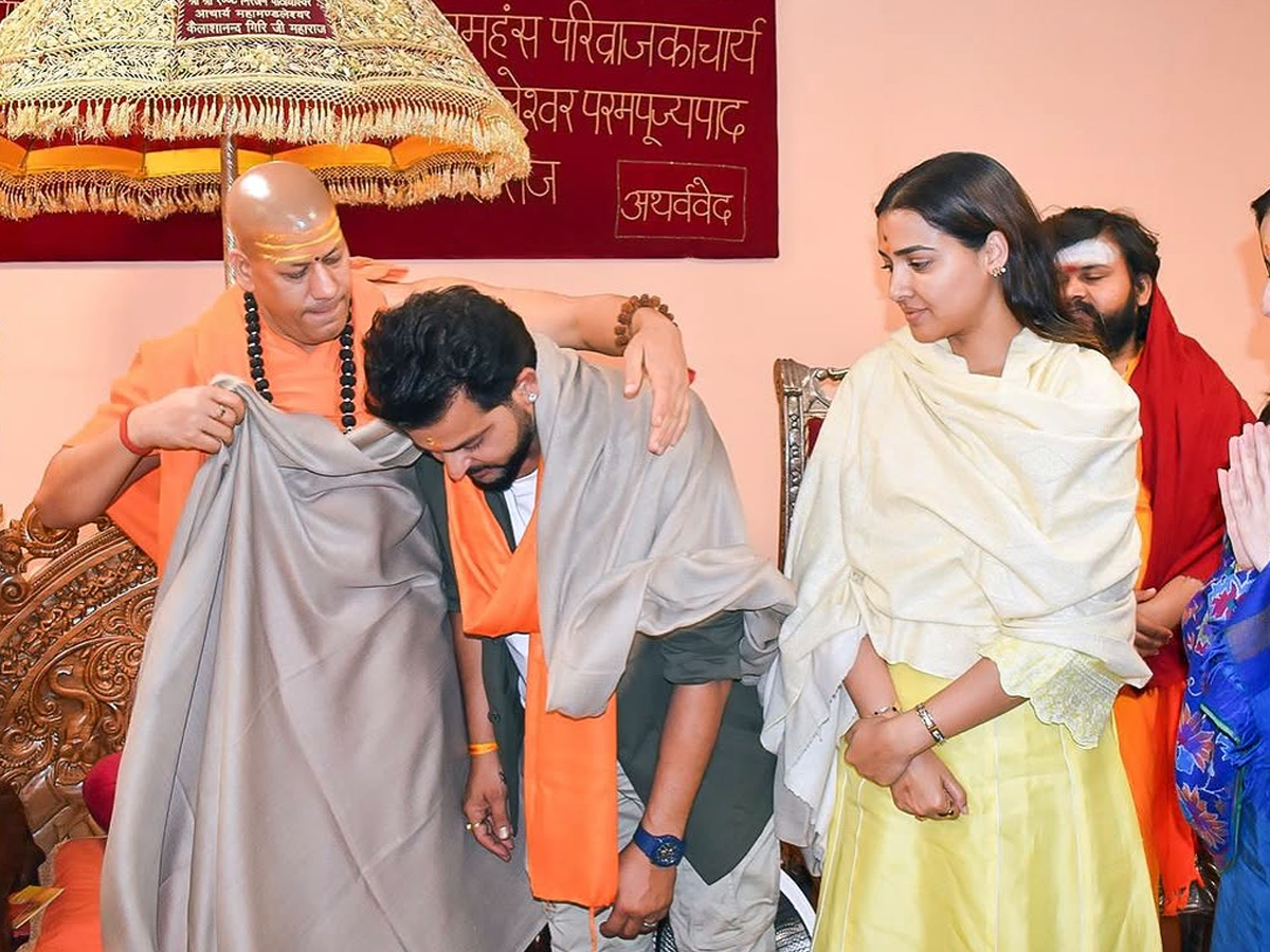 Suresh_20raina_20at_20mahakumbh4_0.jpg 5