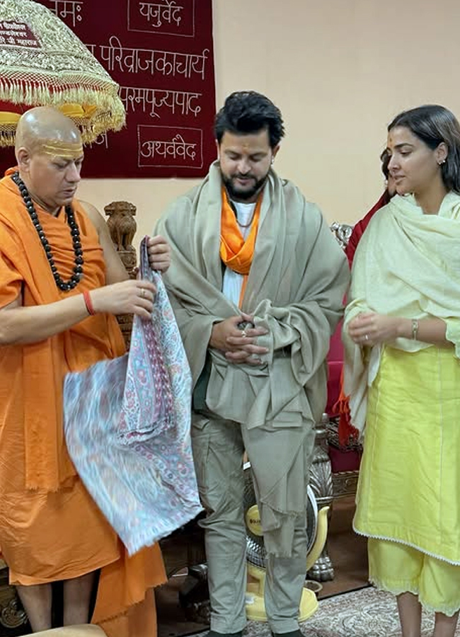 Suresh_20raina_20at_20mahakumbh8_0.jpg 9