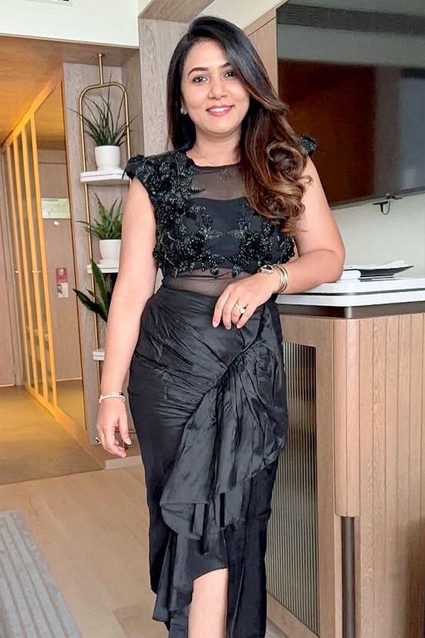 Director_20Sukumar_20Wife_20Thabitha_20Special_20Attraction_20in_20Sabyasachi_20fashion_20show_20Photos_20_283_29.jpg 4