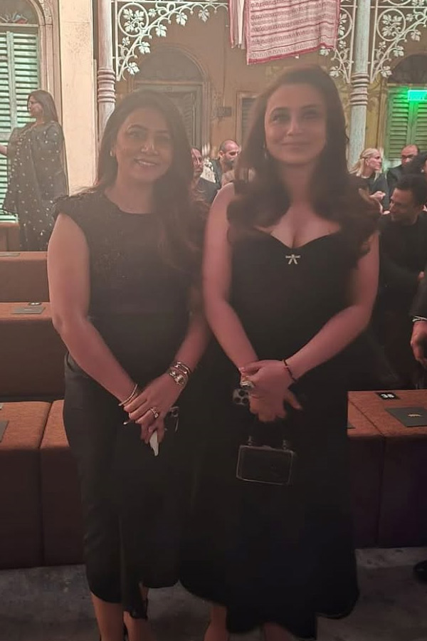 Director_20Sukumar_20Wife_20Thabitha_20Special_20Attraction_20in_20Sabyasachi_20fashion_20show_20Photos_20_284_29.jpg 5