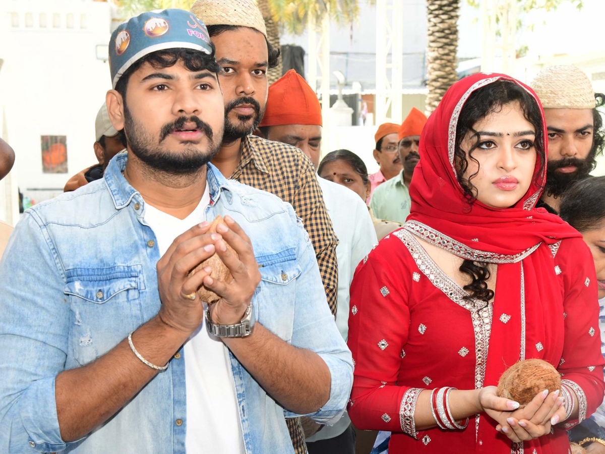 Racharikam_20Movie_20team_20in_20kadapa_20darga12_0.jpg 13