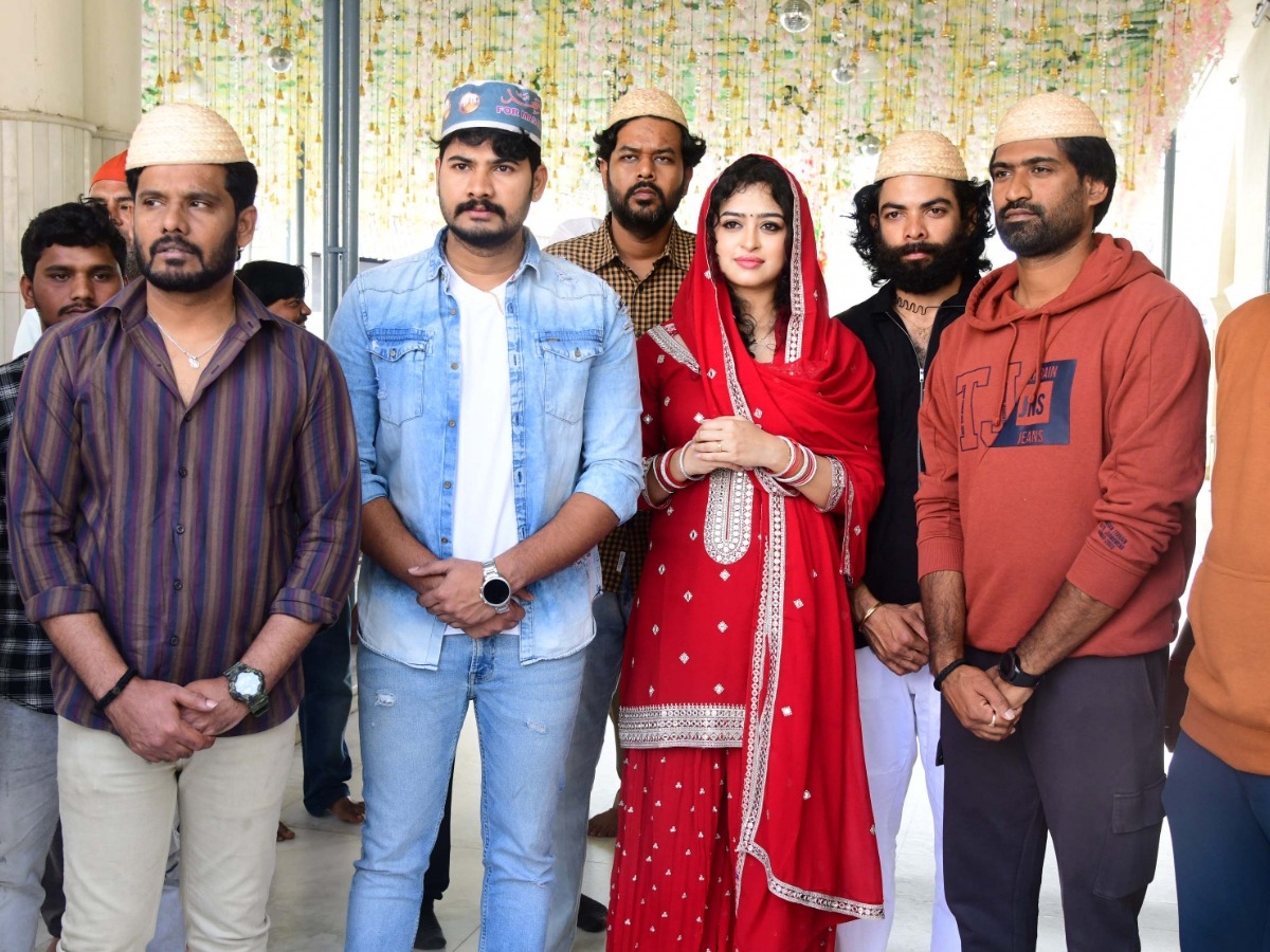 Racharikam_20Movie_20team_20in_20kadapa_20darga18.jpg 19