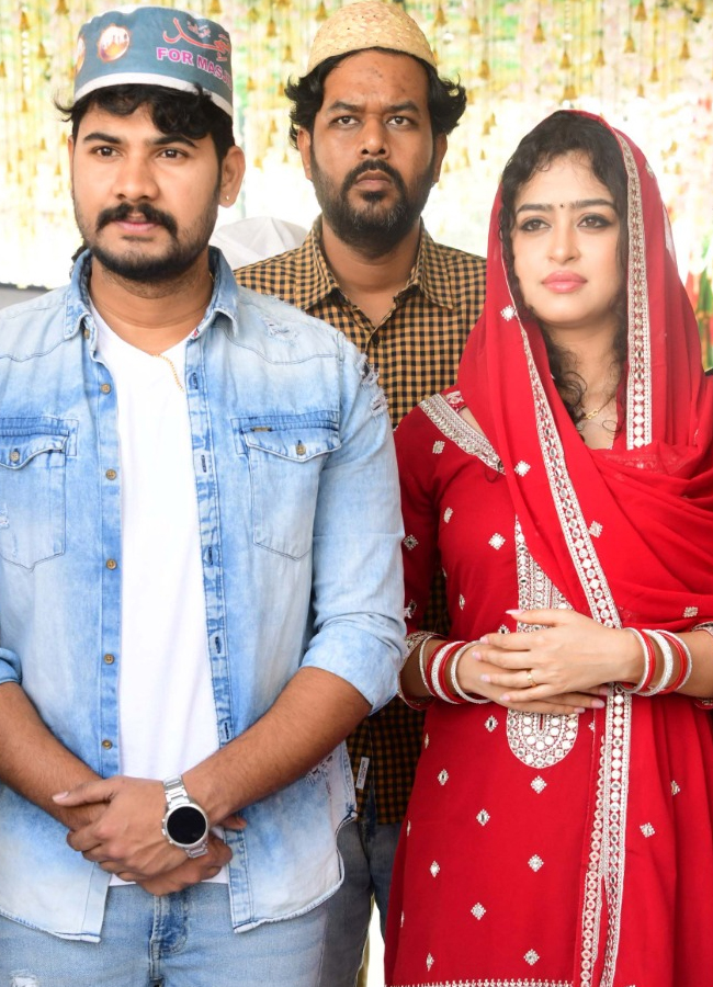 Racharikam_20Movie_20team_20in_20kadapa_20darga20_0.jpg 21