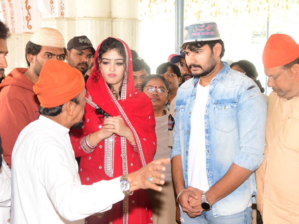 Racharikam_20Movie_20team_20in_20kadapa_20darga24_0.jpg 25
