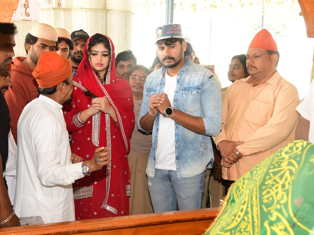 Racharikam_20Movie_20team_20in_20kadapa_20darga25_0.jpg 26
