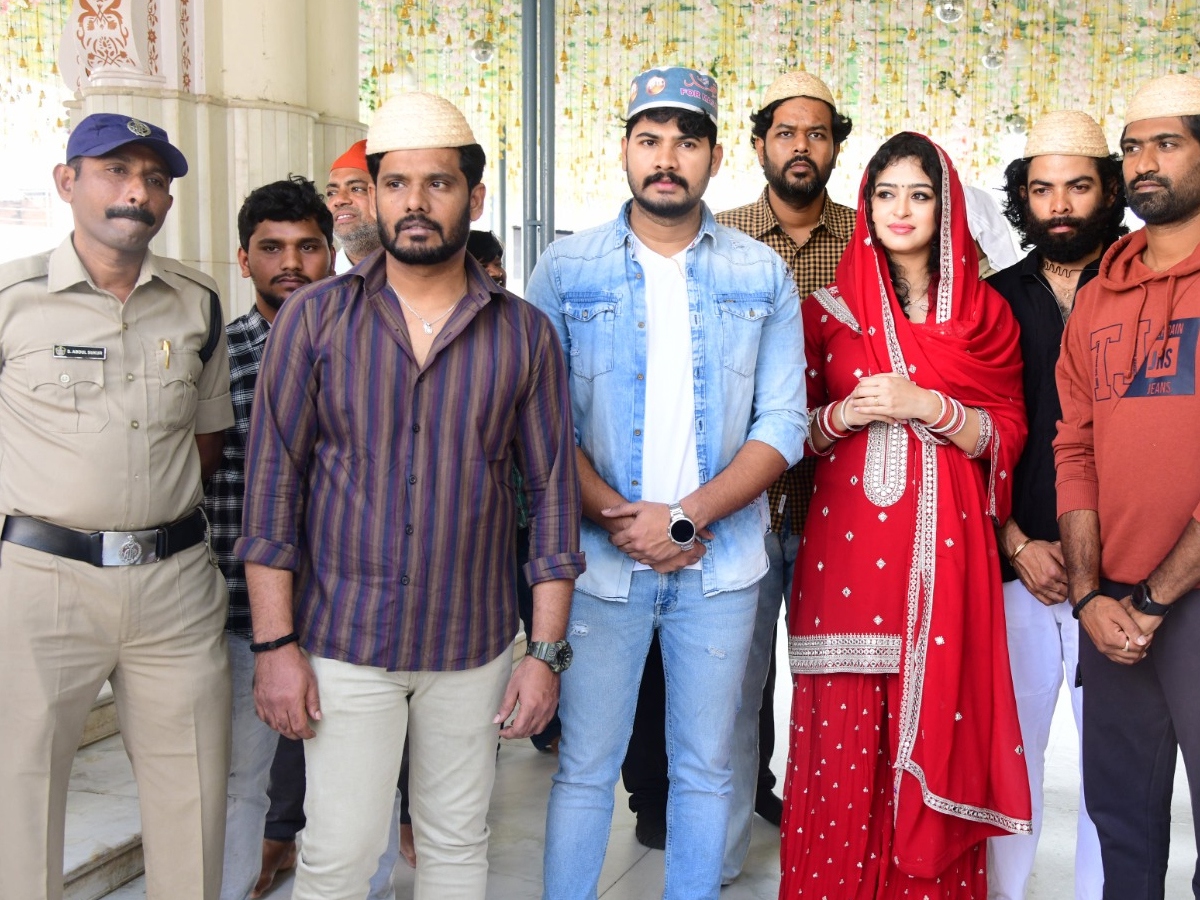 Racharikam_20Movie_20team_20in_20kadapa_20darga26.jpg 27