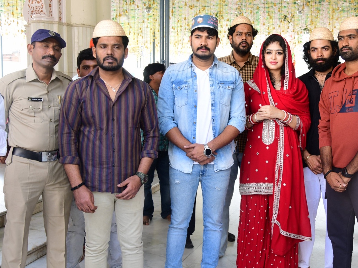 Racharikam_20Movie_20team_20in_20kadapa_20darga27.jpg 28