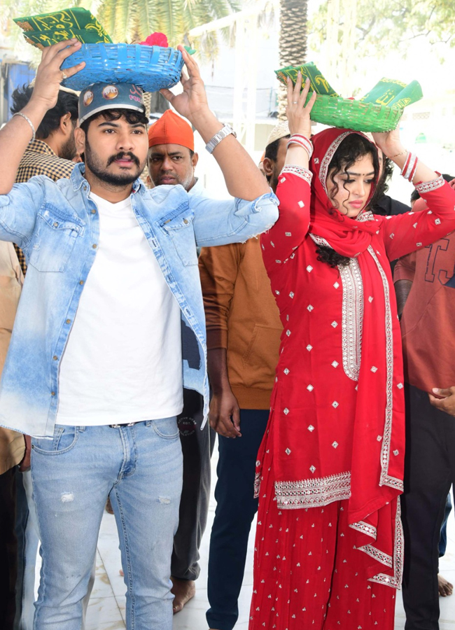Racharikam_20Movie_20team_20in_20kadapa_20darga2_0.jpg 3