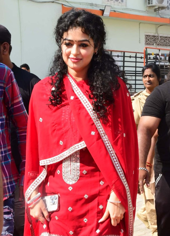 Racharikam_20Movie_20team_20in_20kadapa_20darga7_0.jpg 8