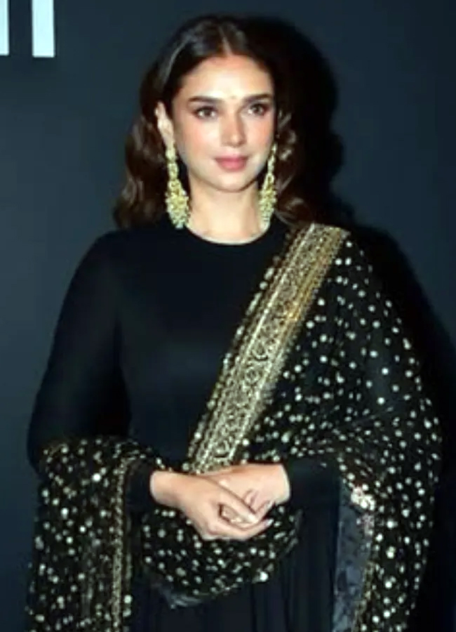 Sabyasachi_2025th_20celebrations21.jpg 23