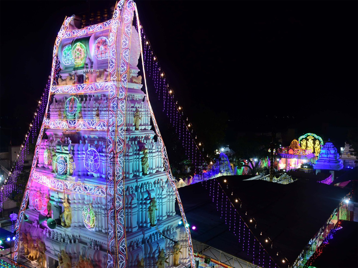 Kadapa_20Sri_20Lakshmi_20Venkateswara_20Swamy_20Temple_20with_20electric_20lights__20_285_29.jpg 5