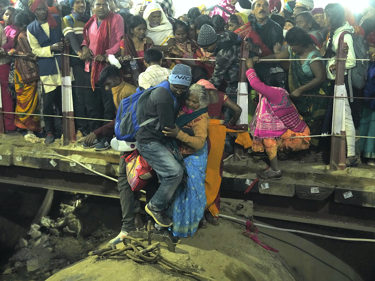 Maha_20Kumbh_20stampede_20Live_20updates_20Photos__20_2826_29.jpg 26