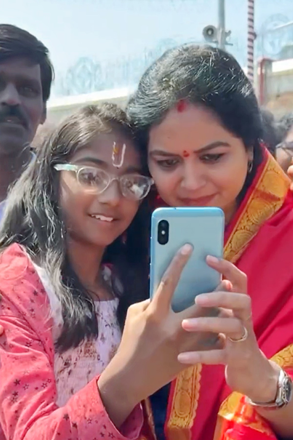 Singer_20Sunitha_20Visits_20Tirumala_20Tirupati_20Temple_20Photos_20_2811_29.jpg 12