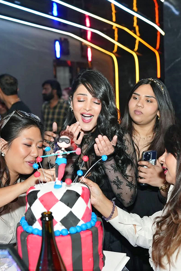 Shruti_20Haasan_20Special_20Birthday_20Bash_20With_20The_20Coolie_20Team_20Unit_20Photos_20_283_29.jpg 4