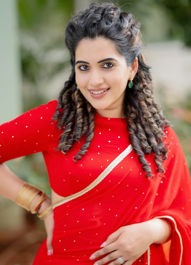 Sravanthi_20Red_20Saree_20Looks_20_282_29.jpg 4