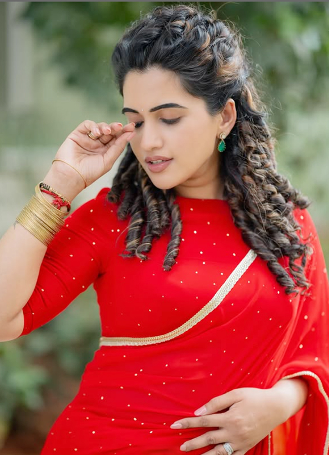 Sravanthi_20Red_20Saree_20Looks_20_285_29.jpg 6