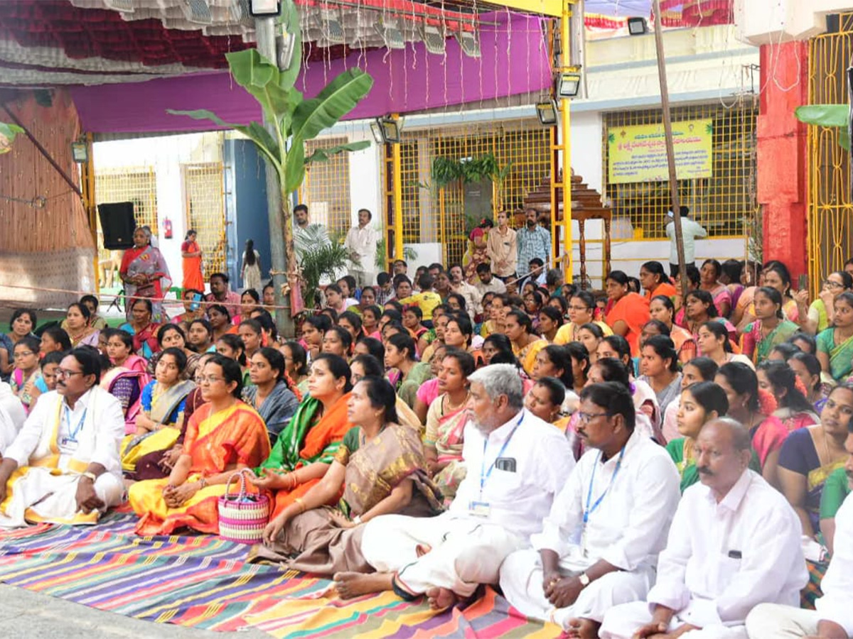 Tirumala_20Tholi_20Gadapa_20Sri_20Lakshmi_20Venkateshwara_20Swamy_20brahmotsavam_20photos_30.jpg 15