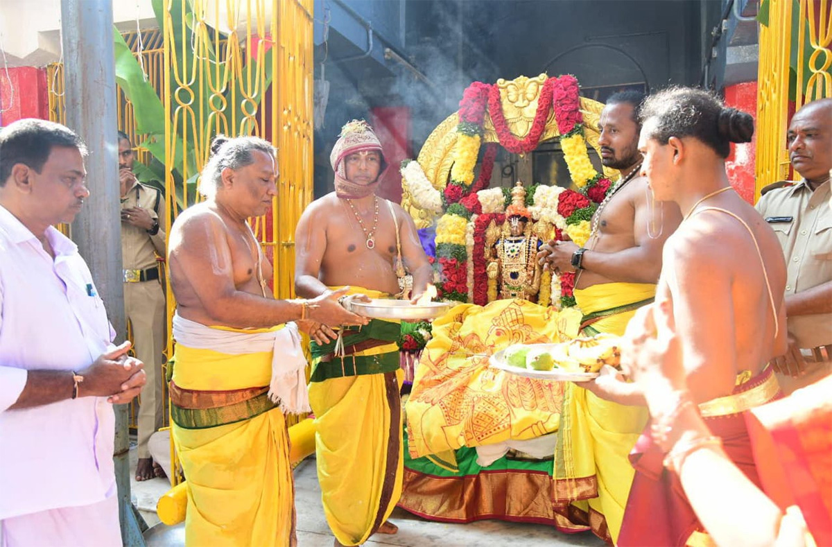 Tirumala_20Tholi_20Gadapa_20Sri_20Lakshmi_20Venkateshwara_20Swamy_20brahmotsavam_20photos_4.jpg 4