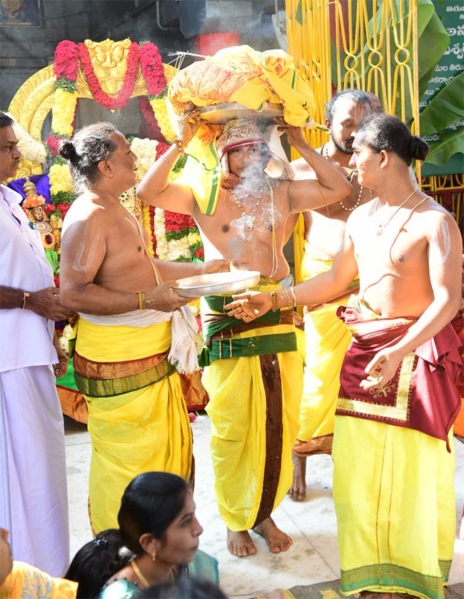 Tirumala_20Tholi_20Gadapa_20Sri_20Lakshmi_20Venkateshwara_20Swamy_20brahmotsavam_20photos_43.jpg 26