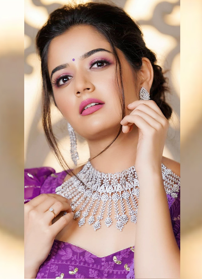 Ashika_20Ranganath_20Sizzles_20in_20Glamorous_20Avatars_20_2810_29.jpg 11