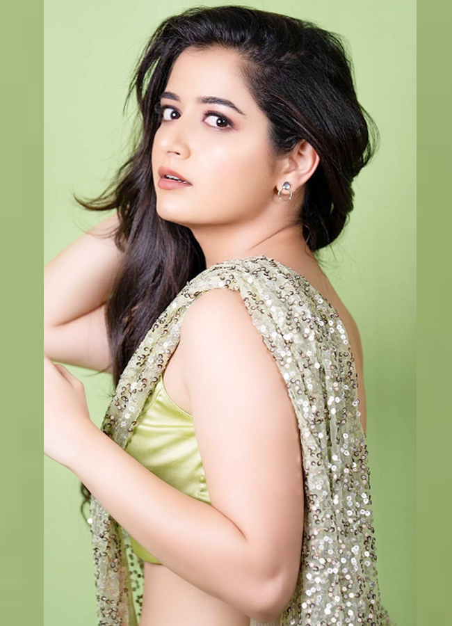Ashika_20Ranganath_20Sizzles_20in_20Glamorous_20Avatars_20_284_29.jpg 5