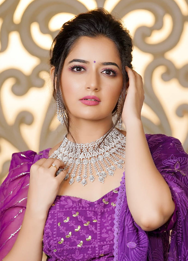 Ashika_20Ranganath_20Sizzles_20in_20Glamorous_20Avatars_20_288_29.jpg 9