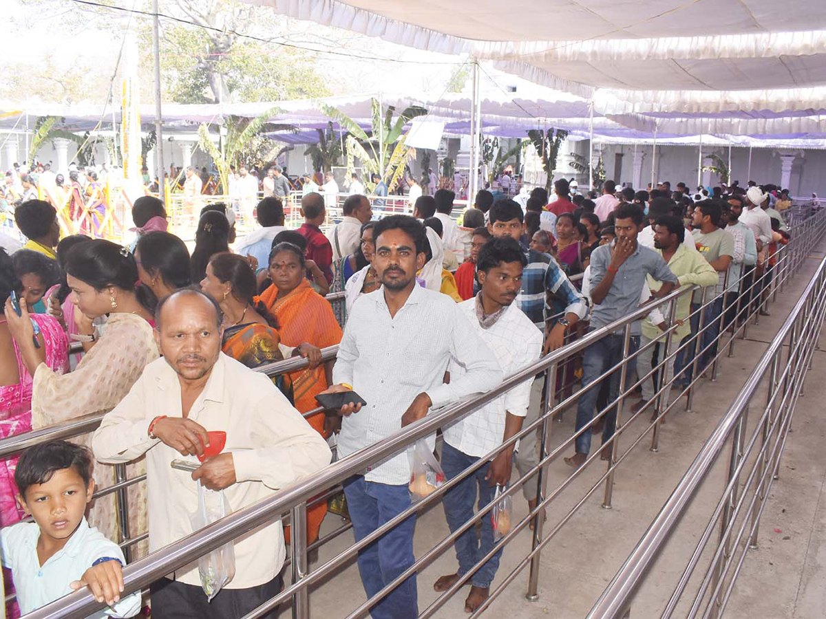 Huge_20Devotees_20Rush_20at_20Nagoba_20Jatara__20_2814_29.jpg 14