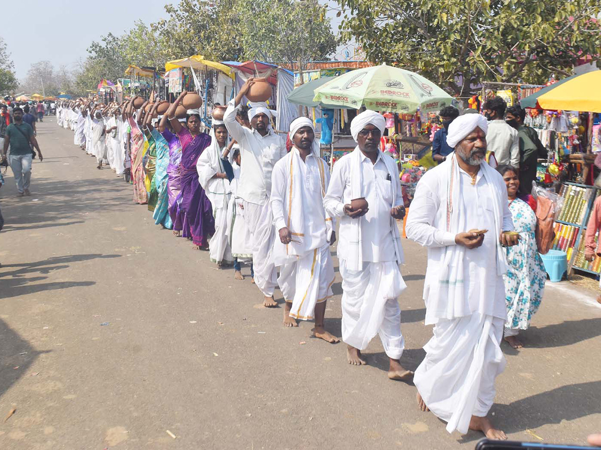 Huge_20Devotees_20Rush_20at_20Nagoba_20Jatara__20_2822_29.jpg 22