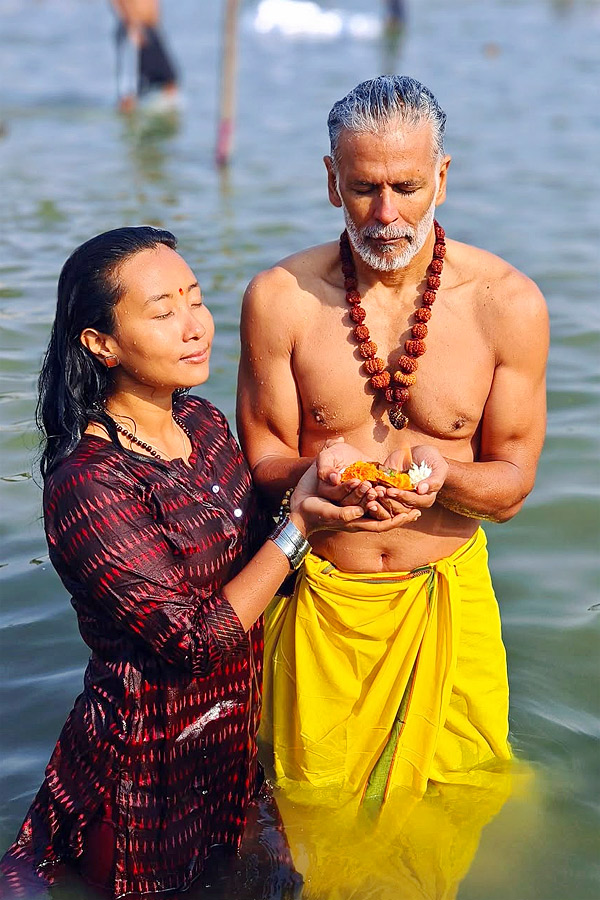 Milind_20Soman_20takes_20holy_20dip_20with_20wife_20Ankita_20Konwar_20at_20Maha_20Kumbh_20Mela_20Photos_20_2815_29.jpg 16