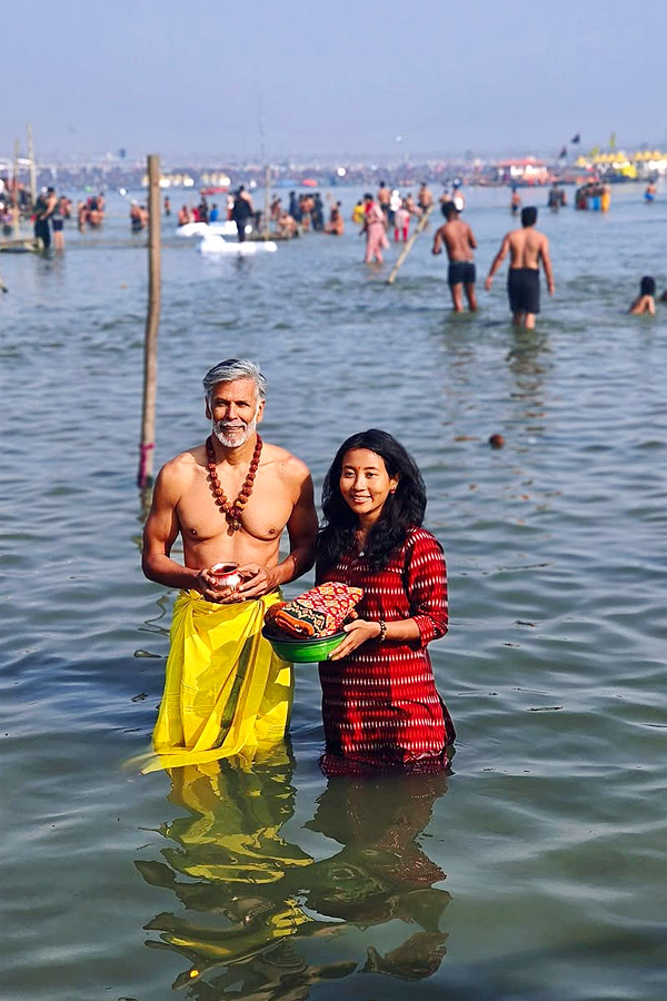Milind_20Soman_20takes_20holy_20dip_20with_20wife_20Ankita_20Konwar_20at_20Maha_20Kumbh_20Mela_20Photos_20_2816_29.jpg 17