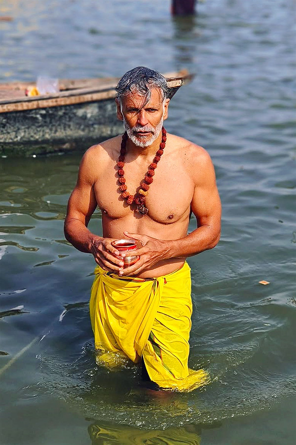 Milind_20Soman_20takes_20holy_20dip_20with_20wife_20Ankita_20Konwar_20at_20Maha_20Kumbh_20Mela_20Photos_20_2817_29.jpg 18