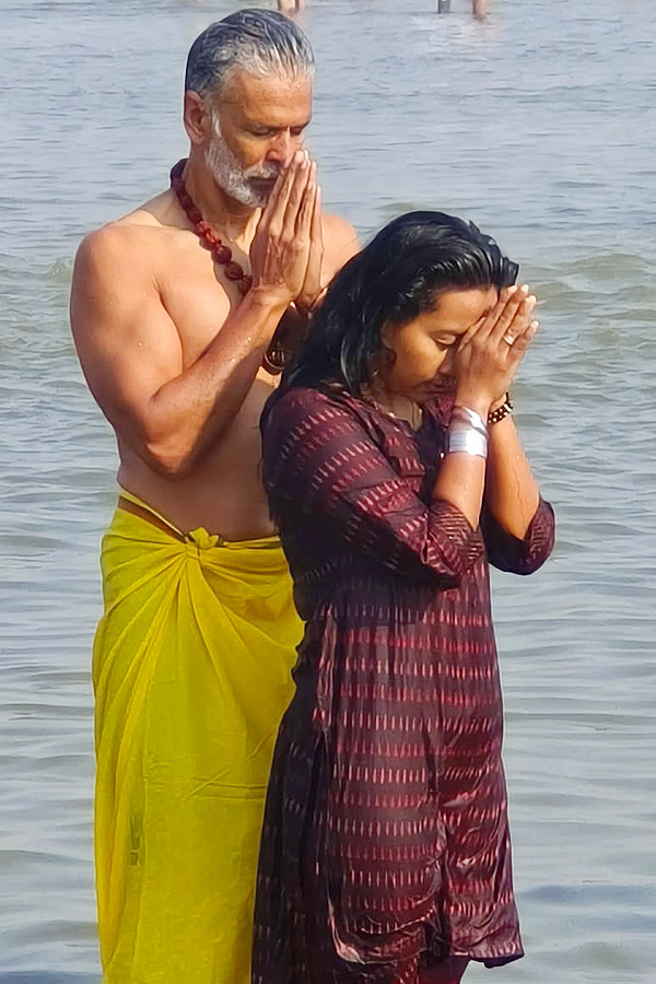 Milind_20Soman_20takes_20holy_20dip_20with_20wife_20Ankita_20Konwar_20at_20Maha_20Kumbh_20Mela_20Photos_20_2818_29.jpg 19