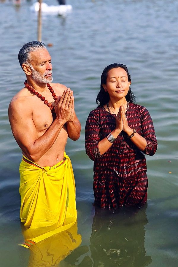 Milind_20Soman_20takes_20holy_20dip_20with_20wife_20Ankita_20Konwar_20at_20Maha_20Kumbh_20Mela_20Photos_20_282_29.jpg 3