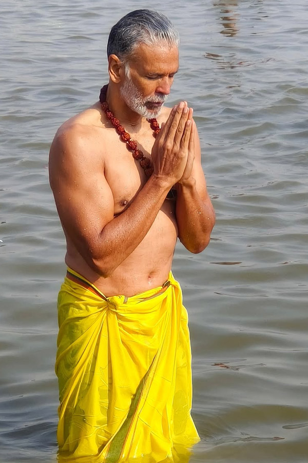 Milind_20Soman_20takes_20holy_20dip_20with_20wife_20Ankita_20Konwar_20at_20Maha_20Kumbh_20Mela_20Photos_20_283_29.jpg 4