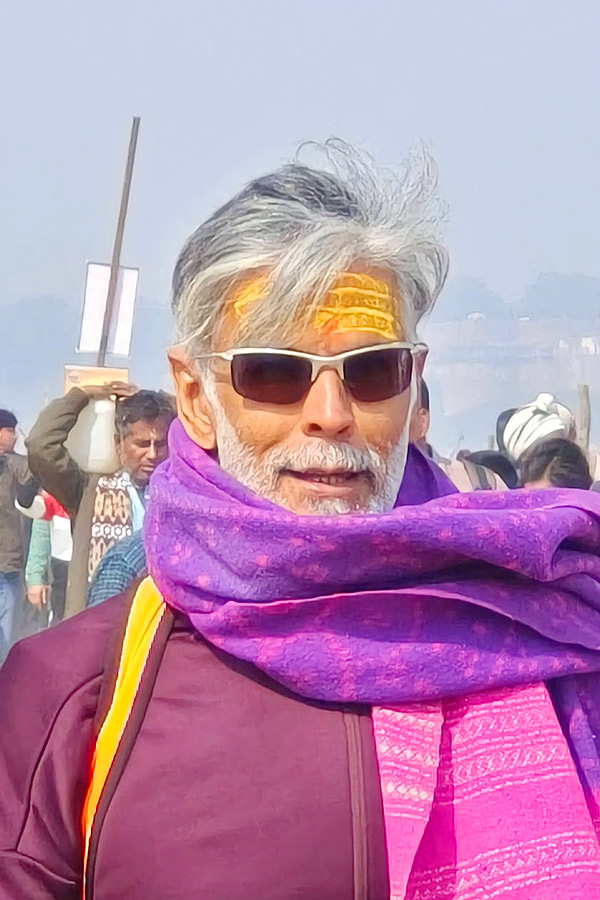 Milind_20Soman_20takes_20holy_20dip_20with_20wife_20Ankita_20Konwar_20at_20Maha_20Kumbh_20Mela_20Photos_20_284_29.jpg 5