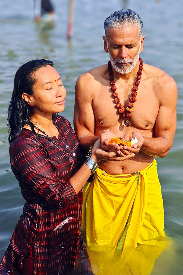 Milind_20Soman_20takes_20holy_20dip_20with_20wife_20Ankita_20Konwar_20at_20Maha_20Kumbh_20Mela_20Photos_20_286_29.jpg 7