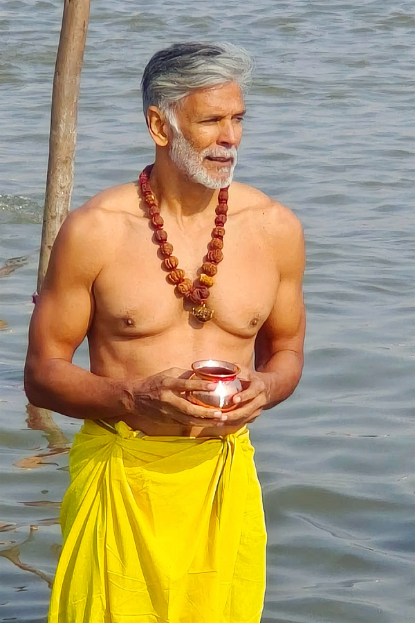 Milind_20Soman_20takes_20holy_20dip_20with_20wife_20Ankita_20Konwar_20at_20Maha_20Kumbh_20Mela_20Photos_20_288_29.jpg 9