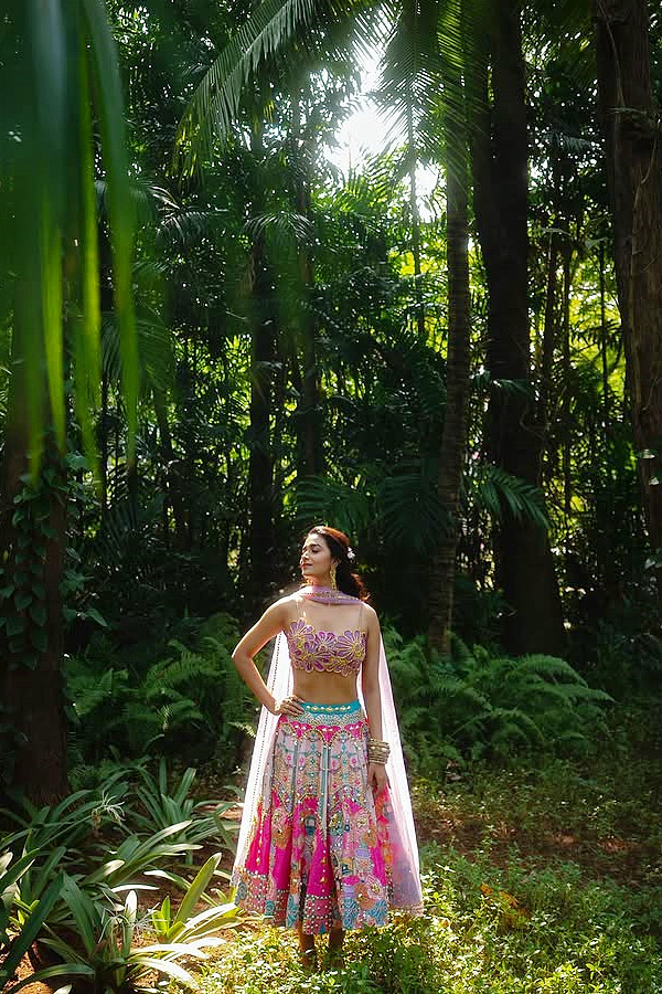 Newlywed_20Keerthy_20Suresh_20Shares_20Mehendi_20Ceremony_20Photos_20on_20Social_20Media_20_2810_29.jpg 11
