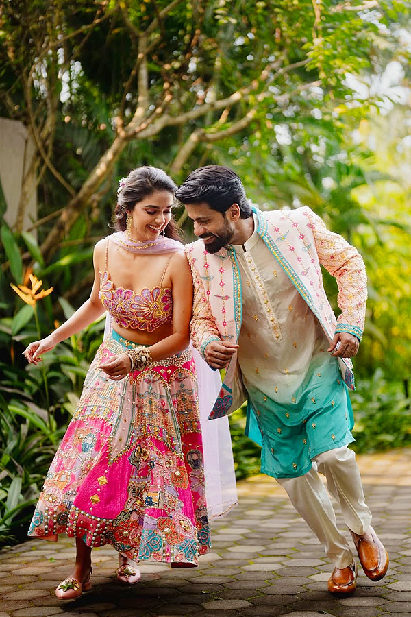 Newlywed_20Keerthy_20Suresh_20Shares_20Mehendi_20Ceremony_20Photos_20on_20Social_20Media_20_2813_29.jpg 14