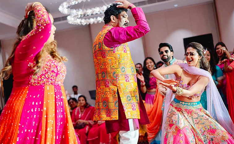 Newlywed_20Keerthy_20Suresh_20Shares_20Mehendi_20Ceremony_20Photos_20on_20Social_20Media_20_2815_29.jpg 16