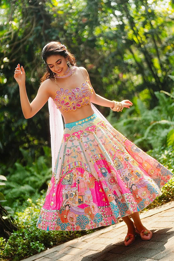 Newlywed_20Keerthy_20Suresh_20Shares_20Mehendi_20Ceremony_20Photos_20on_20Social_20Media_20_284_29.jpg 5