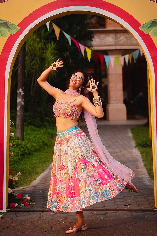 Newlywed_20Keerthy_20Suresh_20Shares_20Mehendi_20Ceremony_20Photos_20on_20Social_20Media_20_288_29.jpg 9