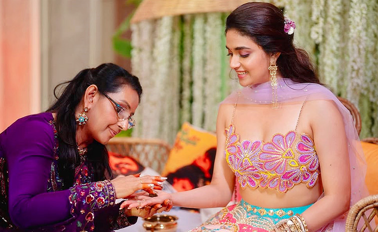 Newlywed_20Keerthy_20Suresh_20Shares_20Mehendi_20Ceremony_20Photos_20on_20Social_20Media_20_289_29.jpg 10